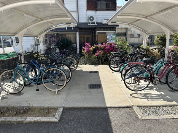 アクシス1階1K 自転車置き場の画像