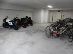 AH-BONⅡ3階1K 自転車置き場の画像