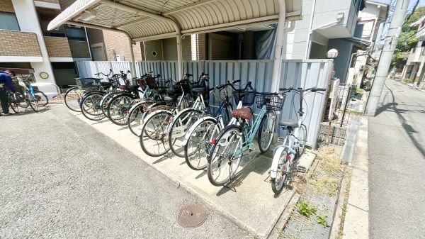 ロマネスク姫島 3階1K 自転車置き場の画像