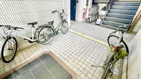 アベニュー中加賀屋7階2K 自転車置き場の画像