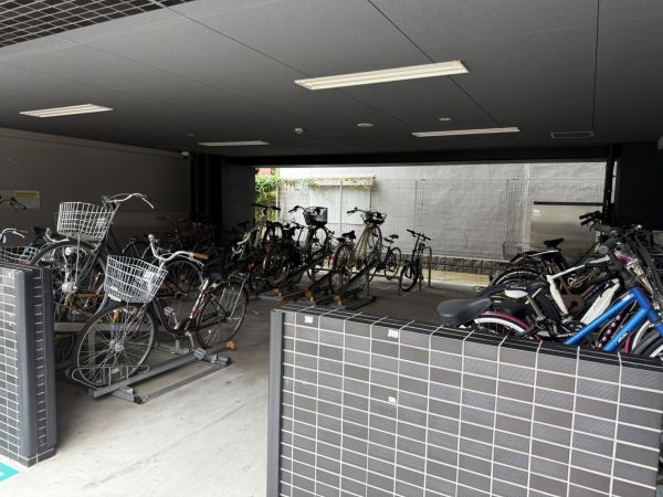 プレサンス塚本駅前15階1K 自転車置き場の画像