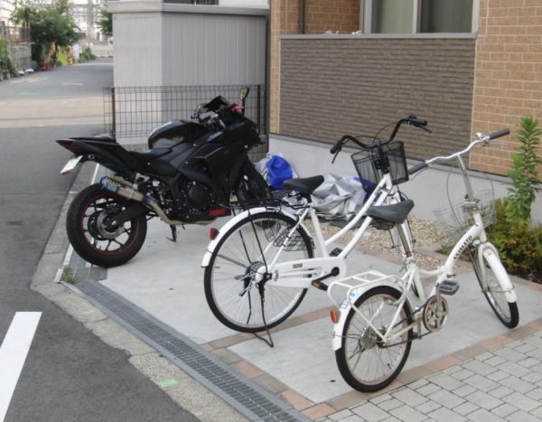 アールグレイス塚本2階1K 自転車置き場の画像