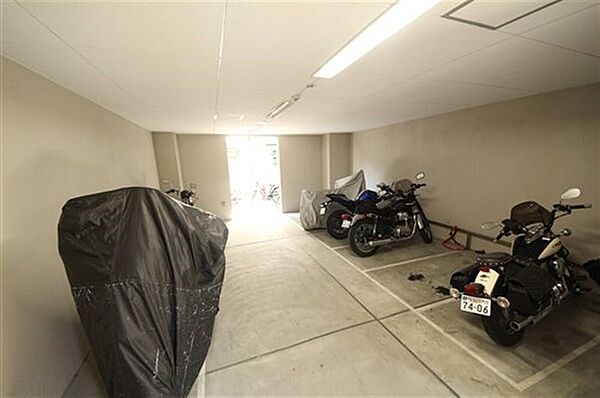 アーデンタワー本町イースト14階1K 自転車置き場の画像