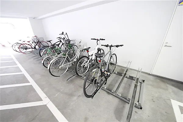 ジュネーゼグラン難波ミラージュ14階1K 自転車置き場の画像