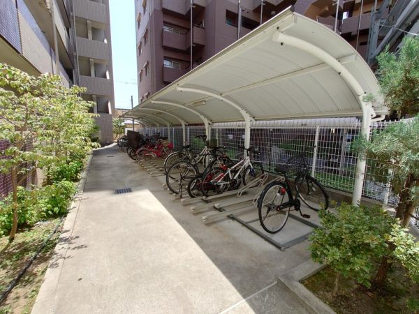 LUO MAROON4階1LDK 自転車置き場の画像