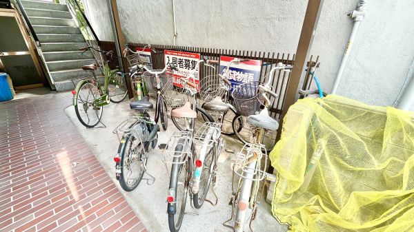 マンションみな美5階1K 自転車置き場の画像