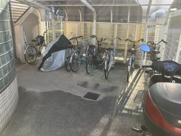 ローレル蛍池6階2LDK 自転車置き場の画像