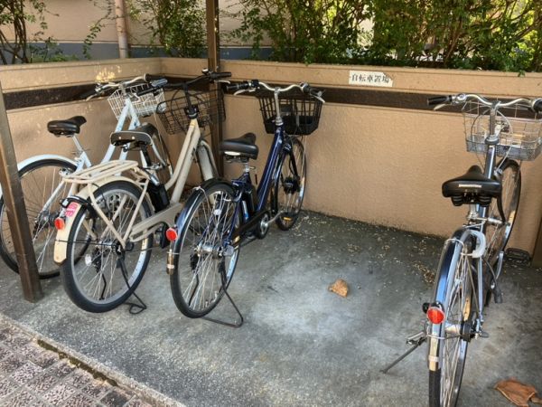 メゾンシャルマントⅡ4階2LDK 自転車置き場の画像
