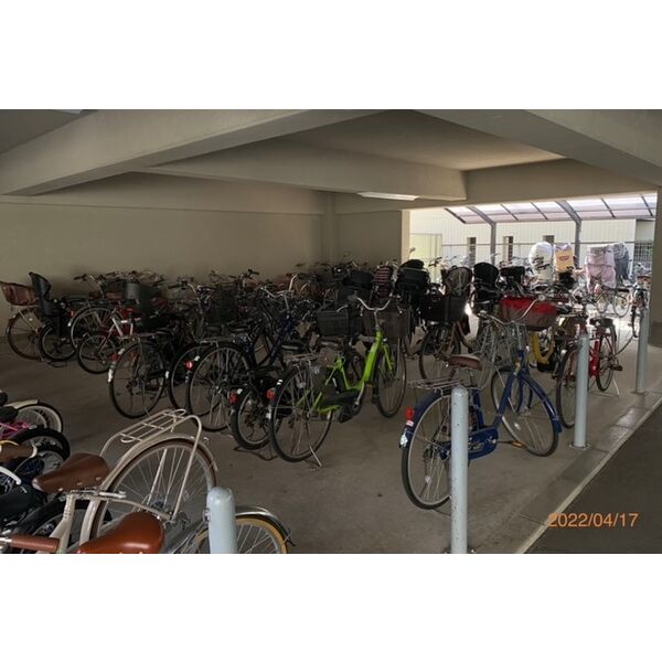 ハイツ桃山II2階3LDK 自転車置き場の画像
