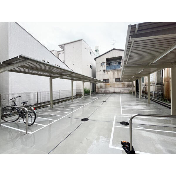 グランドロアール南巽9階1K 自転車置き場の画像