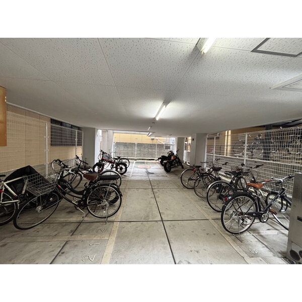 ドルチェヴィータ新北野08階1LDK 自転車置き場の画像