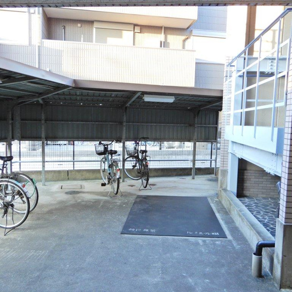 ルミエール畷1階1DK 自転車置き場の画像