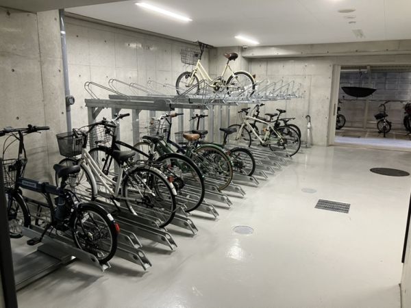 アドバンス上町台シュタット13階1K 自転車置き場の画像