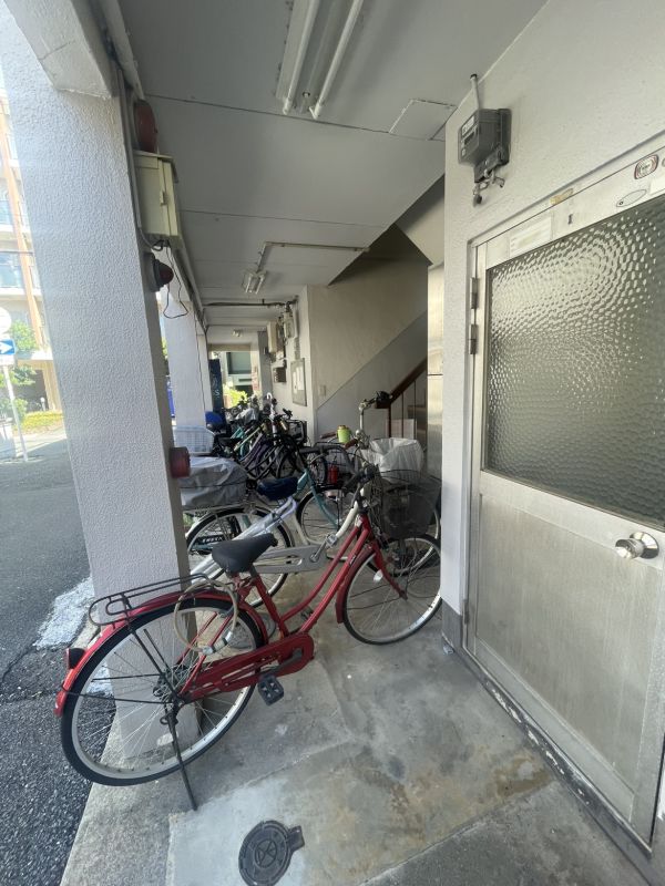 RIZONE平野1階2K 自転車置き場の画像