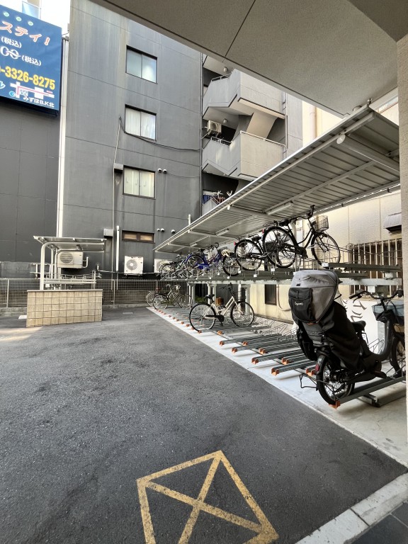 ラヴィベール江坂8階1LDK 自転車置き場の画像
