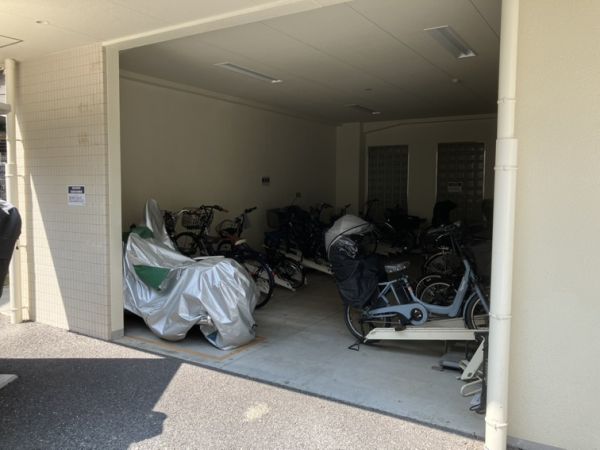 パークフラッツ緑地公園4階1K 自転車置き場の画像