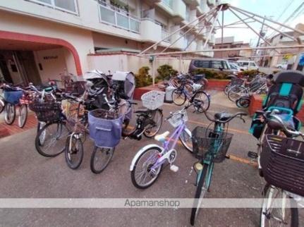 布亀マンション5階2LDK 自転車置き場の画像