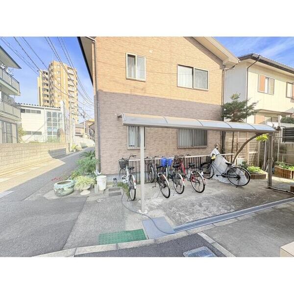 コートTAKUMI02階1K 自転車置き場の画像