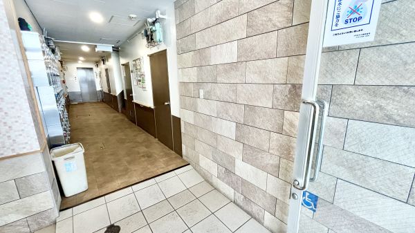 川辺ビル1階1R エントランスの画像