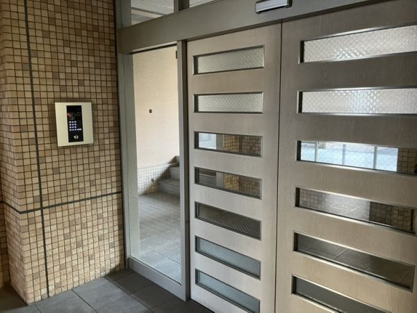 ラルゴ・コート1階3LDK エントランスの画像