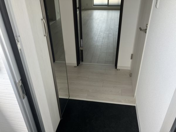 Villa　41　YAMATE　SUITA3階2LDK 玄関の画像