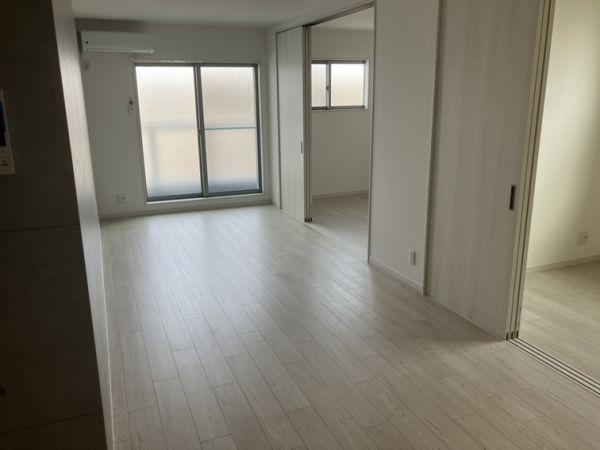 Villa　41　YAMATE　SUITA3階2LDK リビングの画像