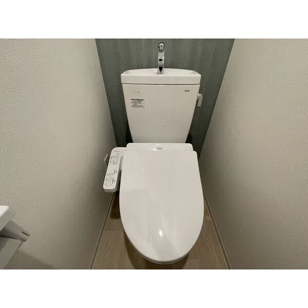 ファーストフィオーレ蛍池ルナーレ07階1K トイレの画像